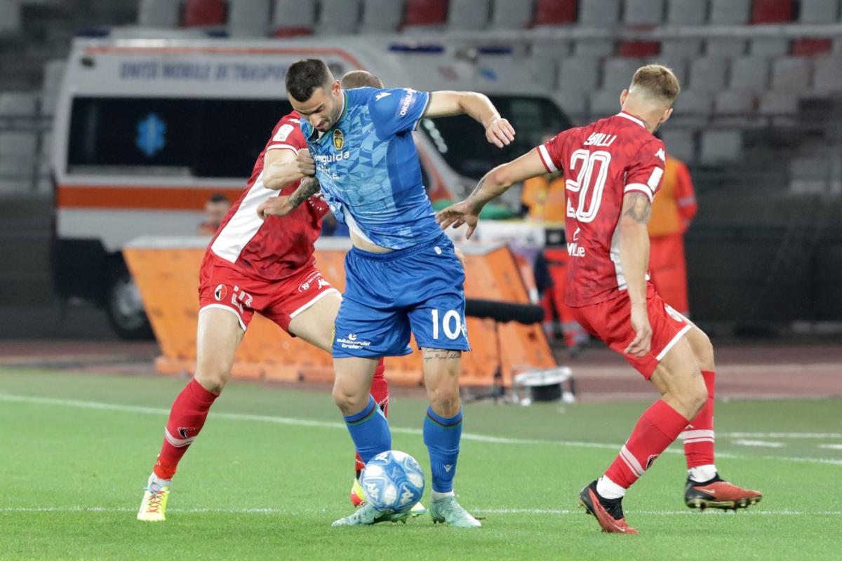 Live / Ternana-Bari 0-3, termina il match, il Bari cala il tris, le Fere retrocedono in Serie C, serata da incubo per i rossoverdi