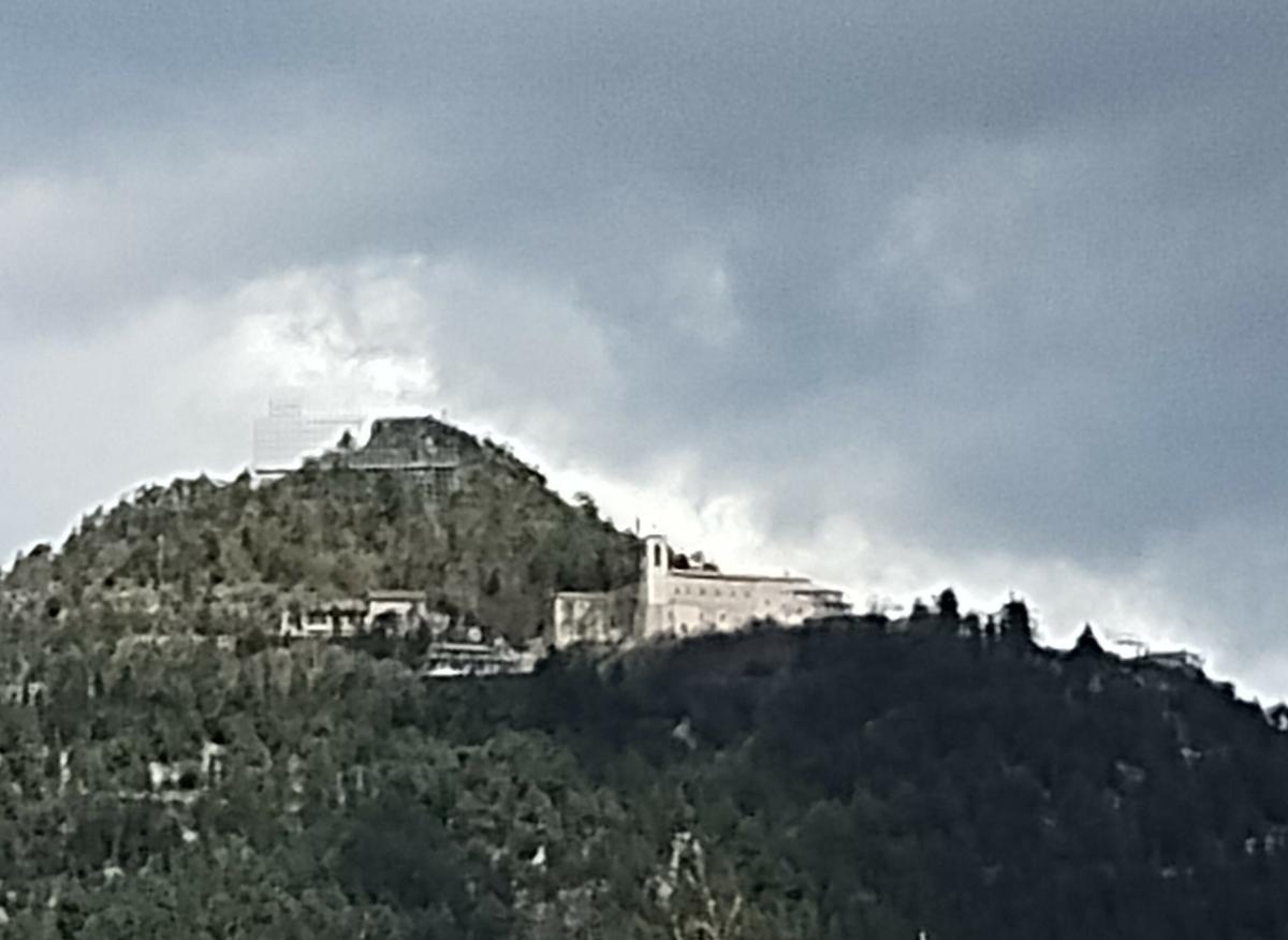 Cadono i coppi dalla Basilica di Sant’Ubaldo. Una situazione precaria in vista delle Festa dei Ceri. Il Comune non si muove