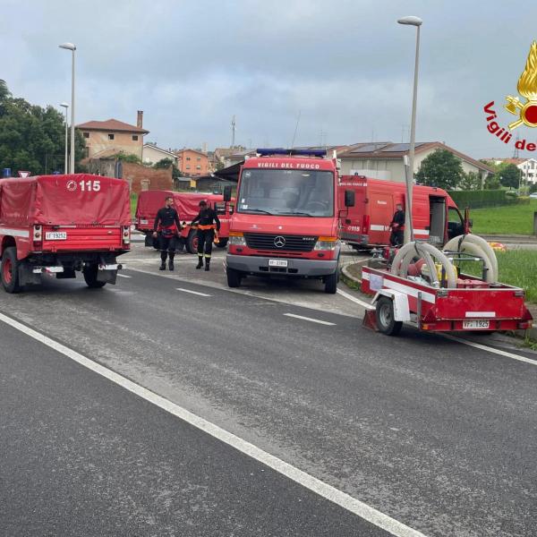 Statale 318 chiusa circa un’ora per incendio causato da mozzicone di sigaretta