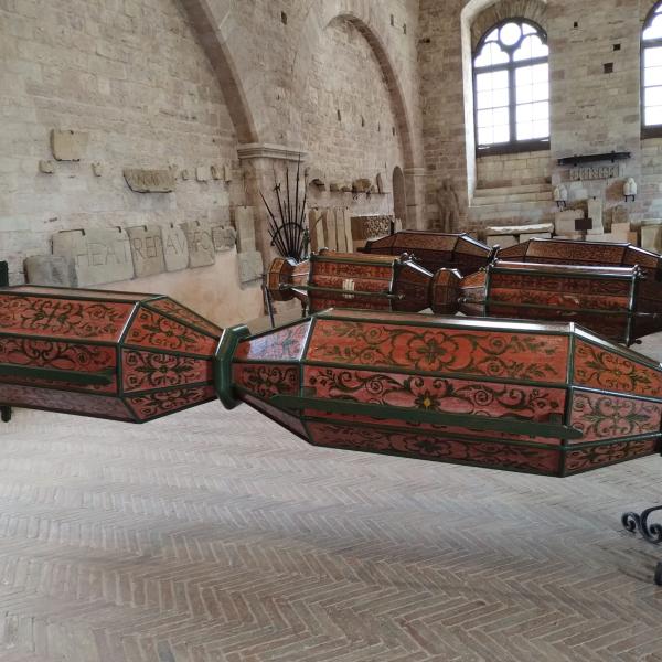 A Piazza Grande si conclude la discesa dei Ceri a Gubbio. I tre giri rituali intorno al pennone