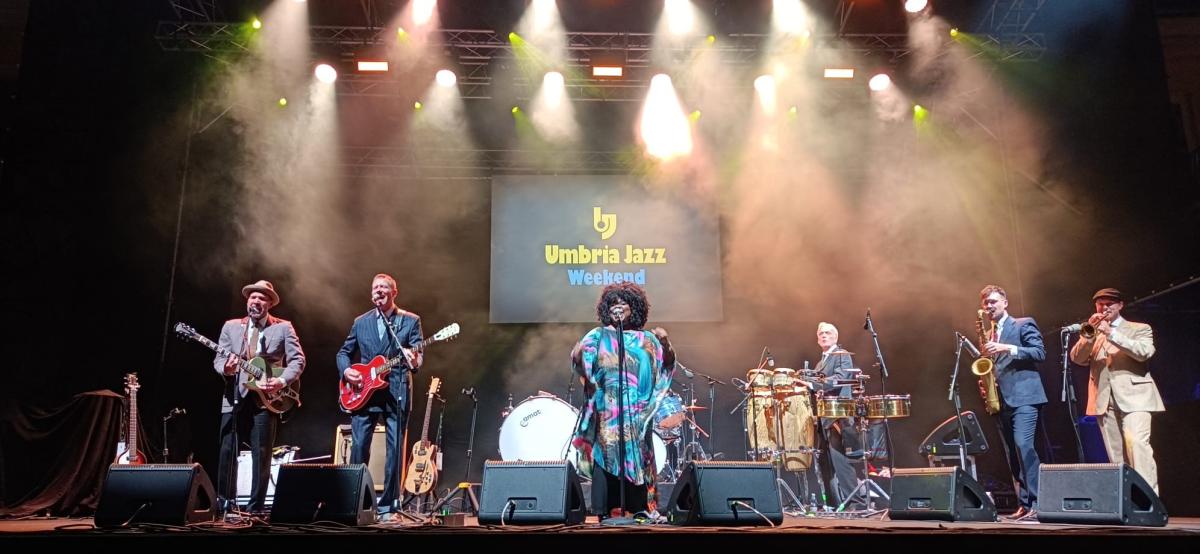 Umbria Jazz Weekend, Terni suona jazz anche tra pioggia e vento. Stasera c’è Bombino al main stage