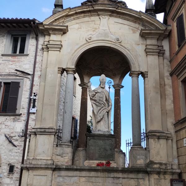 Si sfalda la pavimentazione di arenaria davanti alla statua di Sant’Ubaldo alla fine della Calata dei Neri. Un pericolo per i ceraioli