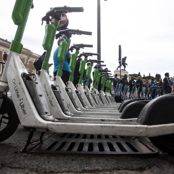 Foligno blocca bici e monopattini: nuove regole per l’area pedonale