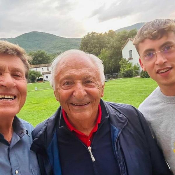 Gianni Morandi fa una sorpresa a Mogol per il suo compleanno