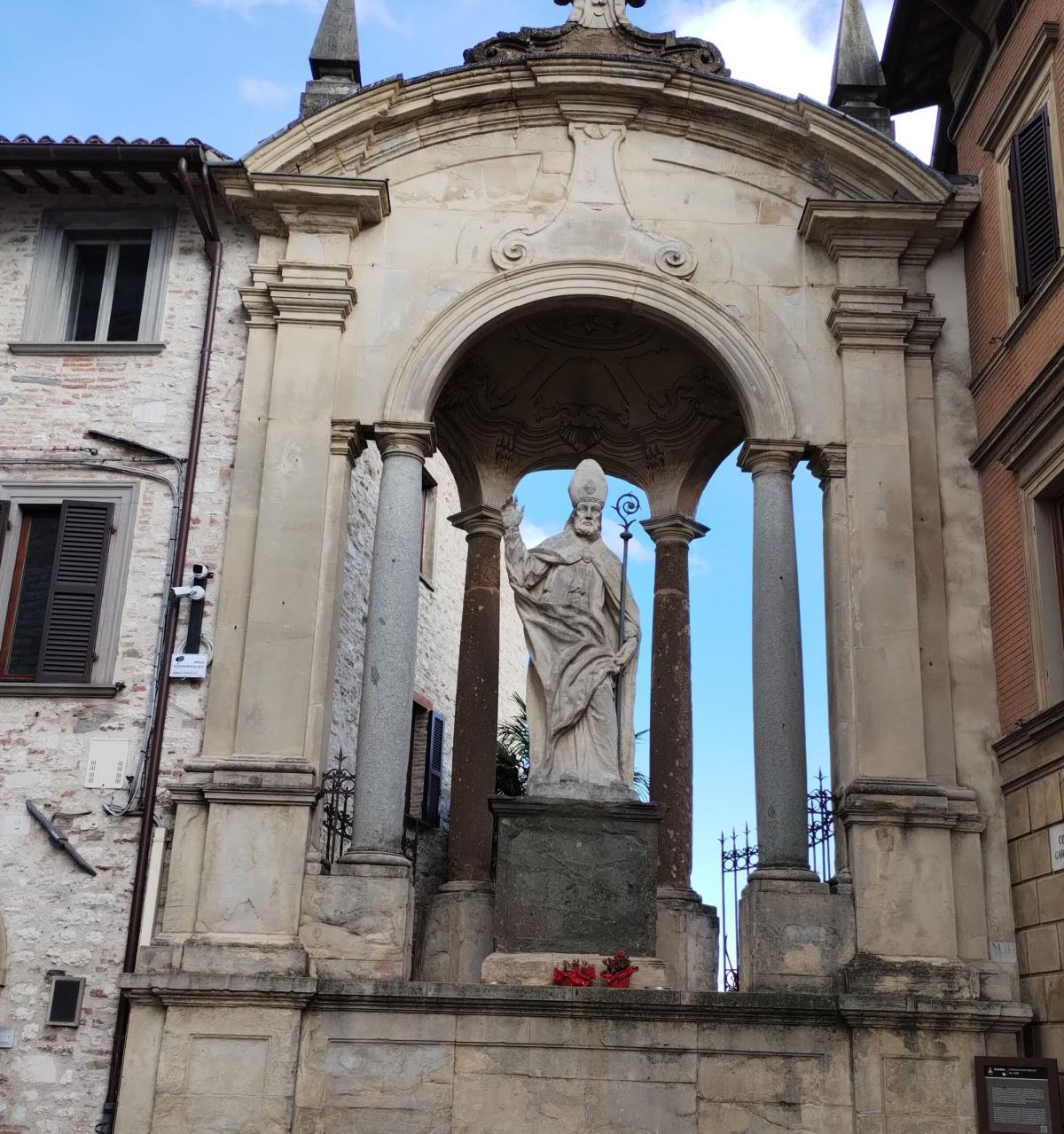 Si sfalda la pavimentazione di arenaria davanti alla statua di Sant’Ubaldo alla fine della Calata dei Neri. Un pericolo per i ceraioli