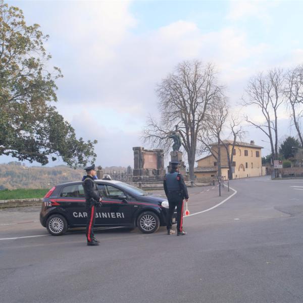 Montegabbione, sfonda la porta e aggredisce una famiglia straniera: arrestato 41enne