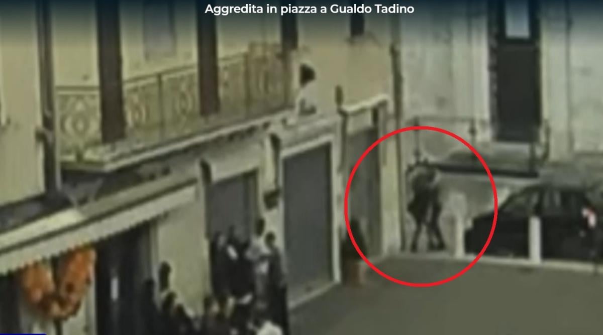 Polemiche e indignazione delle opposizioni dopo l’episodio di violenza in piazza Martiri a Gualdo Tadino