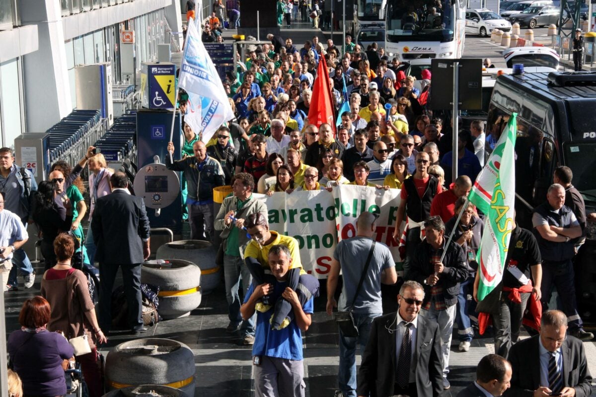 Corciano, Pasqua in sciopero: flashmob davanti all'Obi