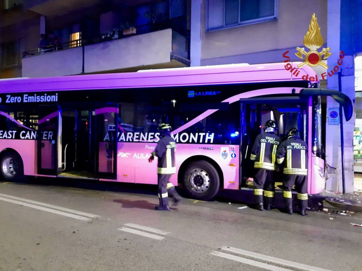 Bus sfonda un muro e rimane sospeso a mezz'aria nel parcheggio del centro commerciale Le Mura a Gubbio