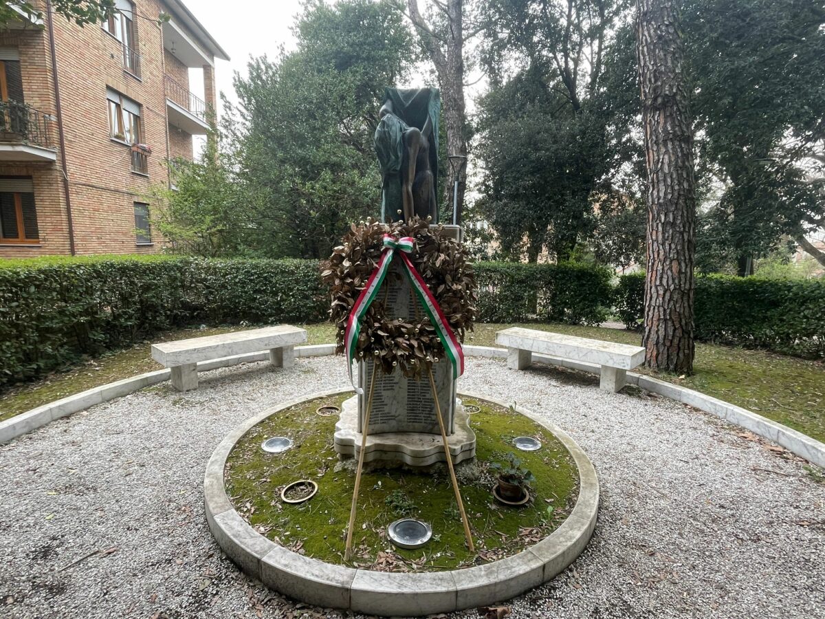 Viale della Rimembranza a Gubbio, luogo del ricordo dei suoi caduti nella Grande Guerra. Il dono del Rotary