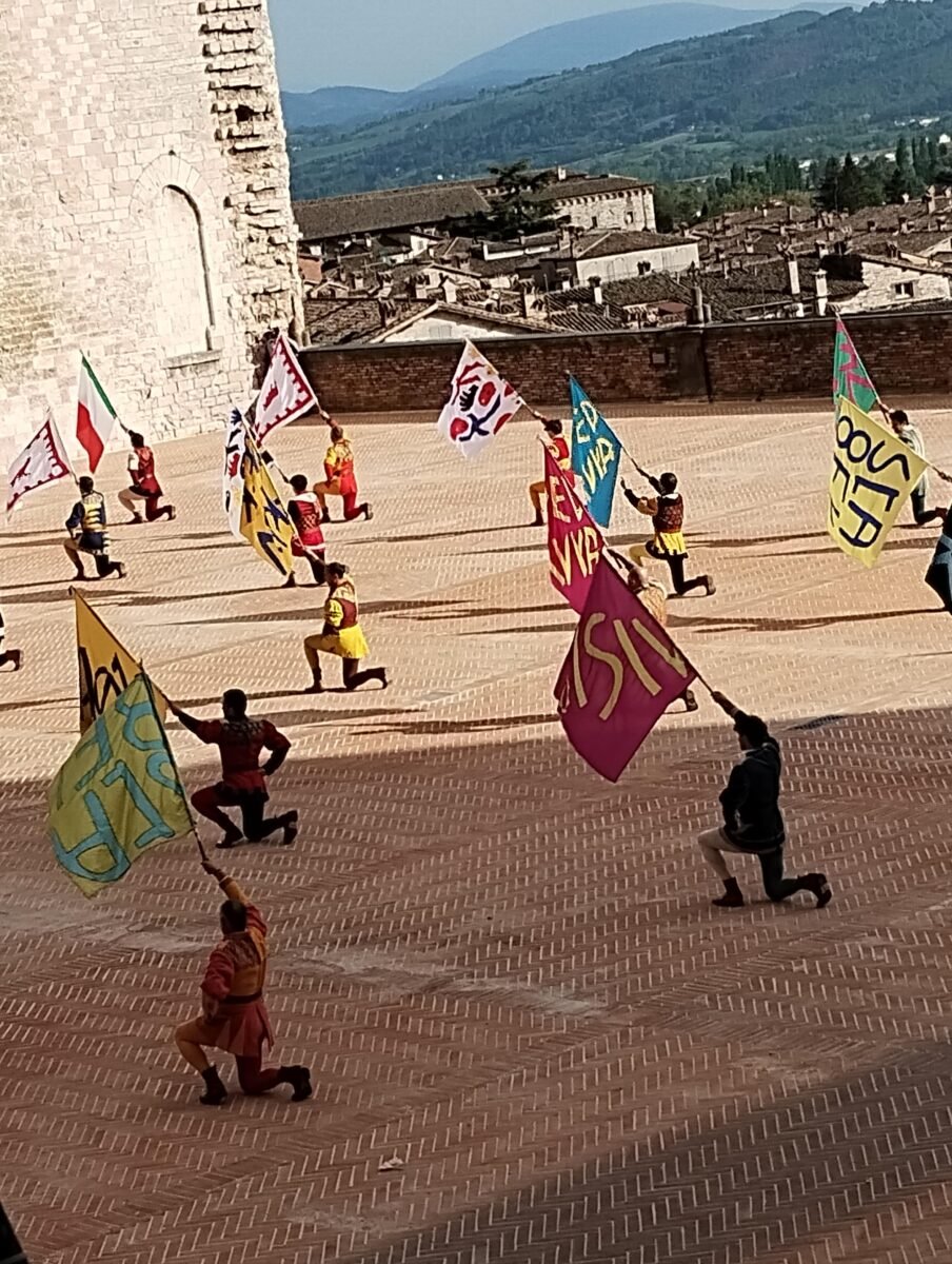 Inaugurata nel pomeriggio la nuova pavimentazione di Piazza Grande a Gubbio. Permangono i dubbi sulla tenuta delle mattonelle