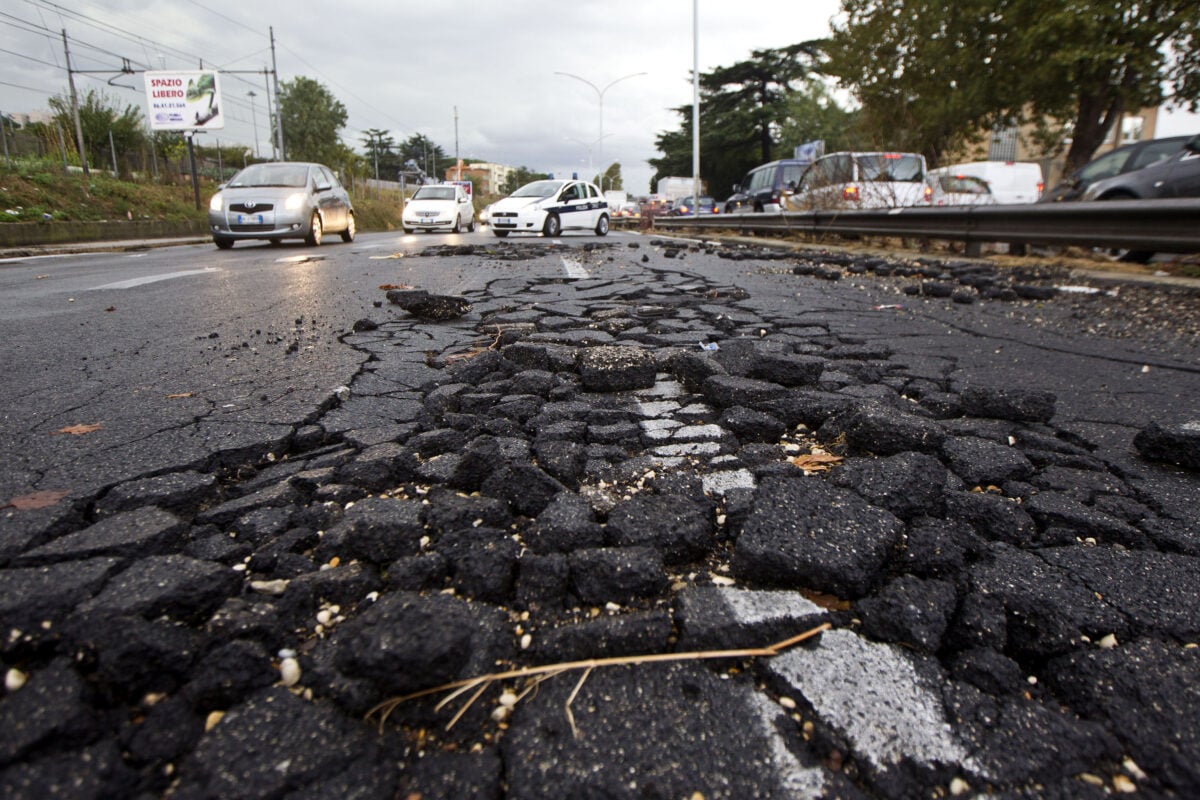 Niente più soldi per i lavori sulla strada di San Martino in Colle. I residenti chiedono conto al Comune dei 70mila euro stanziati