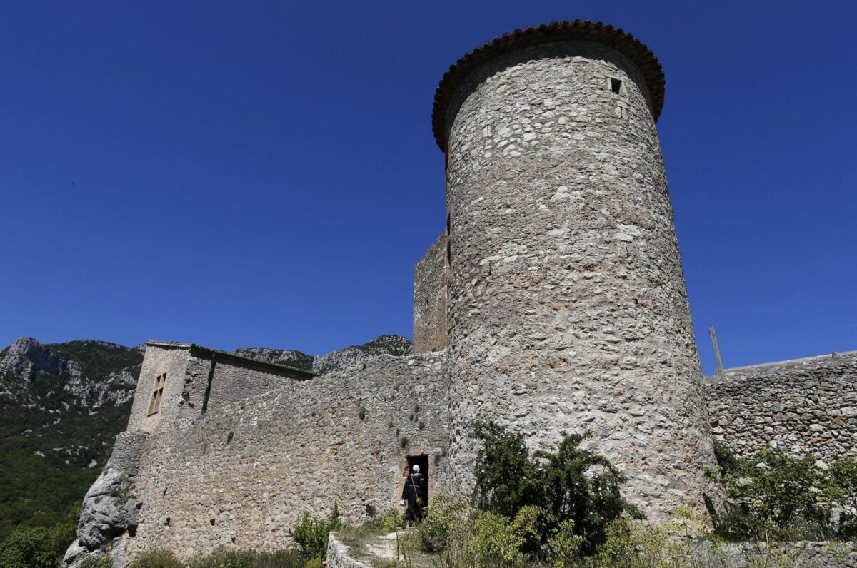 Dal 19 aprile a Gubbio, presso le Logge dei Tiratoi, la mostra dei castelli sulla via di Francesco