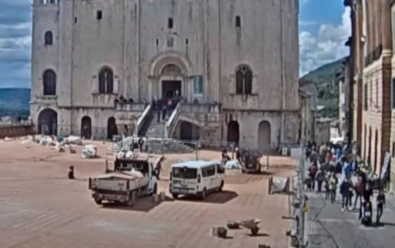 Fervono i lavori a Piazza Grande in previsione dell'inaugurazione del 28 aprile. La Giunta Stirati in fibrillazione apre un cantiere al giorno