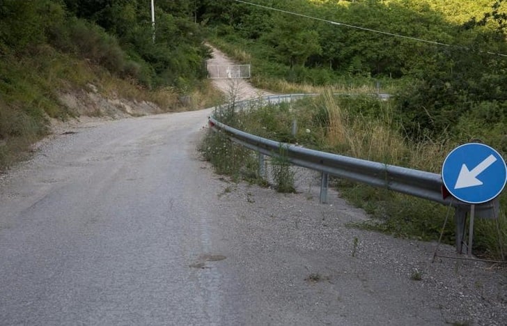 A Gubbio, nel Buranese, mancano strade, connettività telefonica e Internet. Le proteste dei residenti e l'interrogazione di Baldinelli