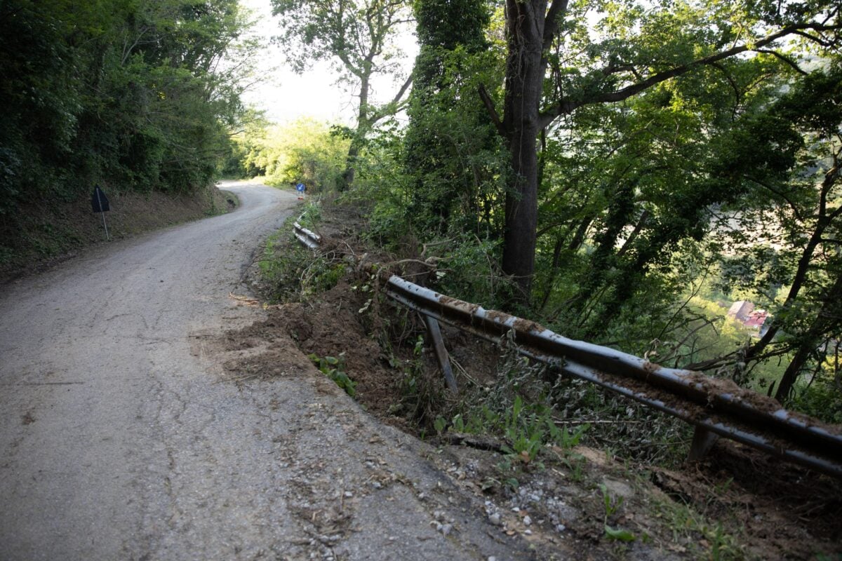 Strada di San Martino in Colle in condizioni pietose. Zappacenere ridotta a discarica di materiale edile