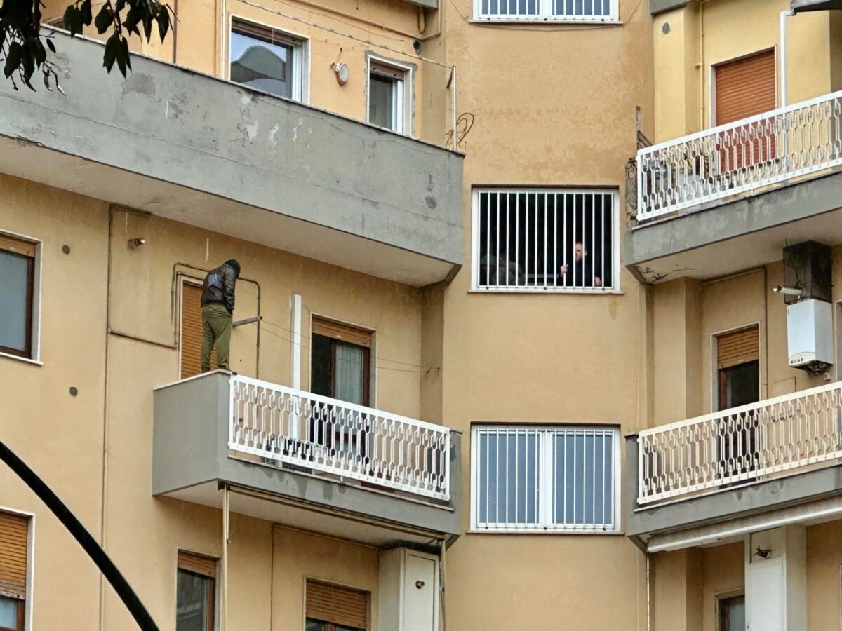 Terni, entra in casa dell'ex e minaccia il suicidio: arrestato