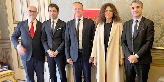 Sua Eccellenza Martin Briens : ambasciatore di Francia in Italia 
in una visita a Perugia