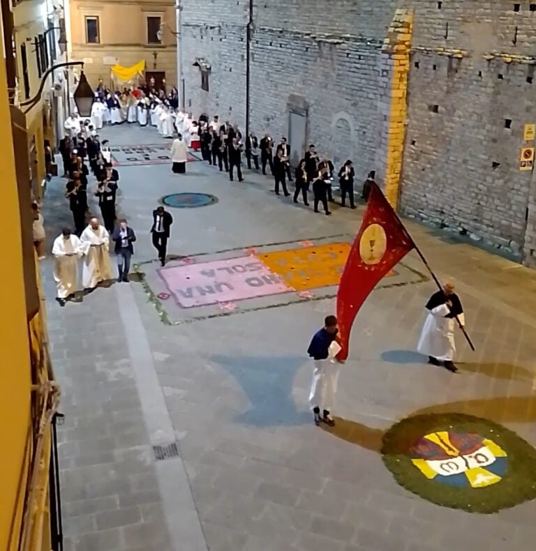 A Gubbio la processione del Corpus Domini con il Vescovo Mons. Luciano Paolucci Bedini. Le origini della festività cattolica risalgono al XIII secolo