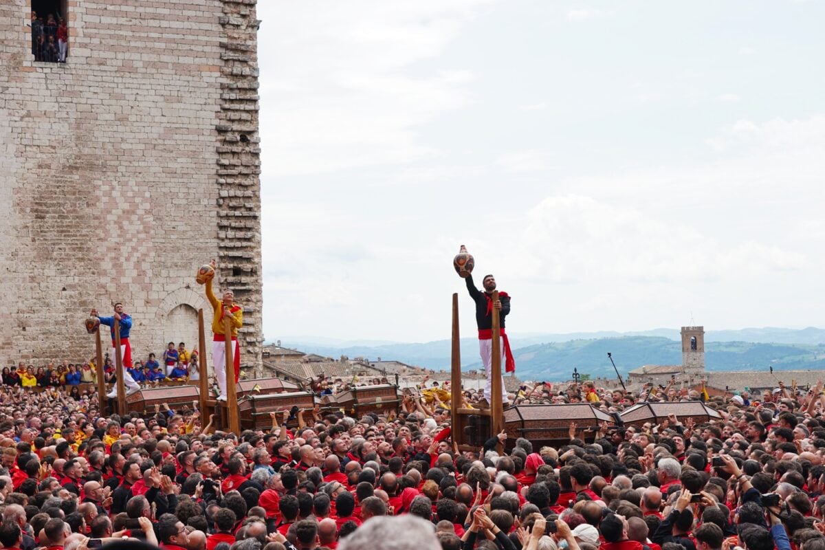 Gubbio, tutti pazzi per la Festa dei Ceri. In centinaia in piazza Grande per l'Alzata, qualche infortunio