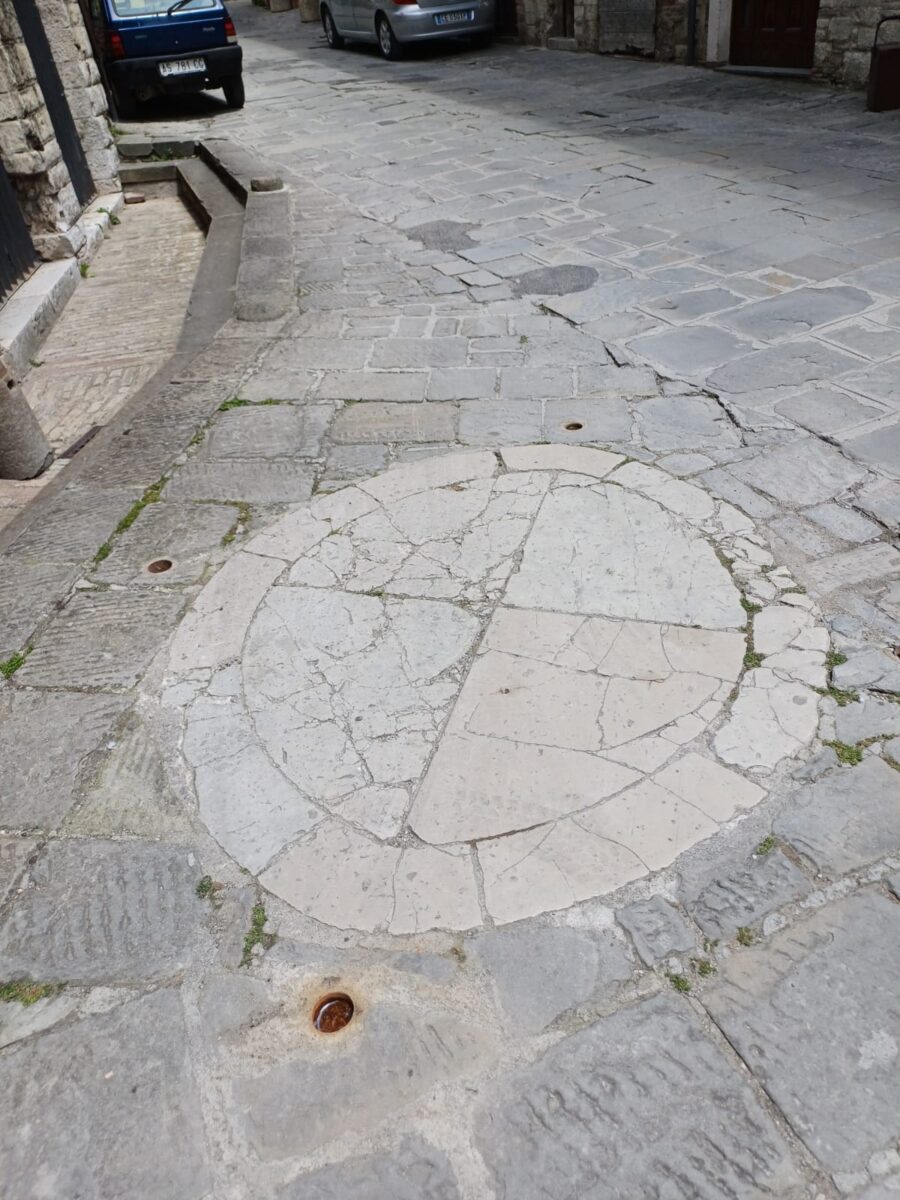 Il "pietrone" di Gubbio, antica pietra augurale, giunta fino a noi da un'epoca remota, rischia di venire distrutta dalle auto