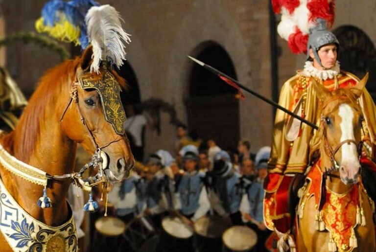 Svelato a Foligno il Palio della Giostra della Quintana. Estratto anche l'ordine di partenza dei rioni per le prove del 2 giugno