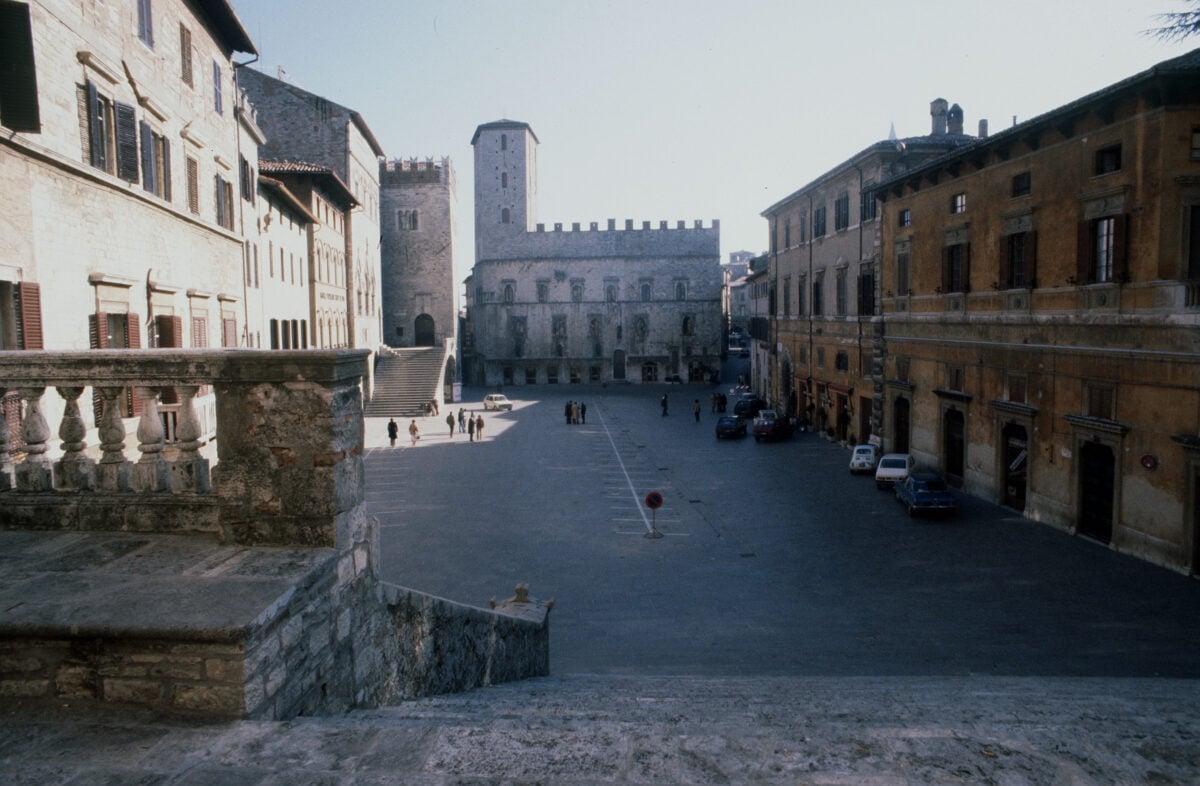 La mostra di Robert Gligorov a Todi: dai Bluvertigo a "Backbone Crossing Ratio"