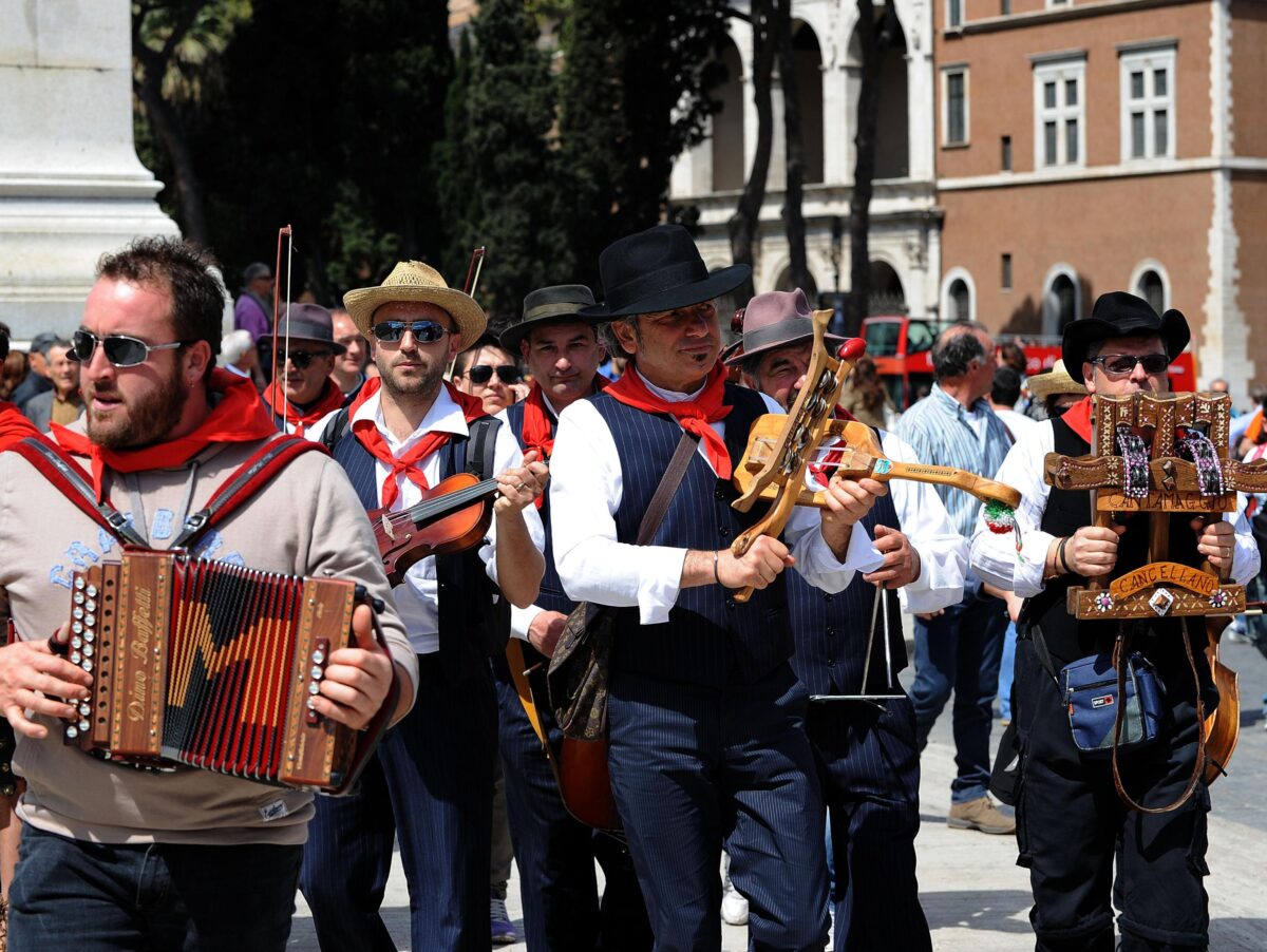 Anche quest'anno il Cantamaggio ha risuonato a Gubbio grazie alle compagnie di giovani "maggiaioli"