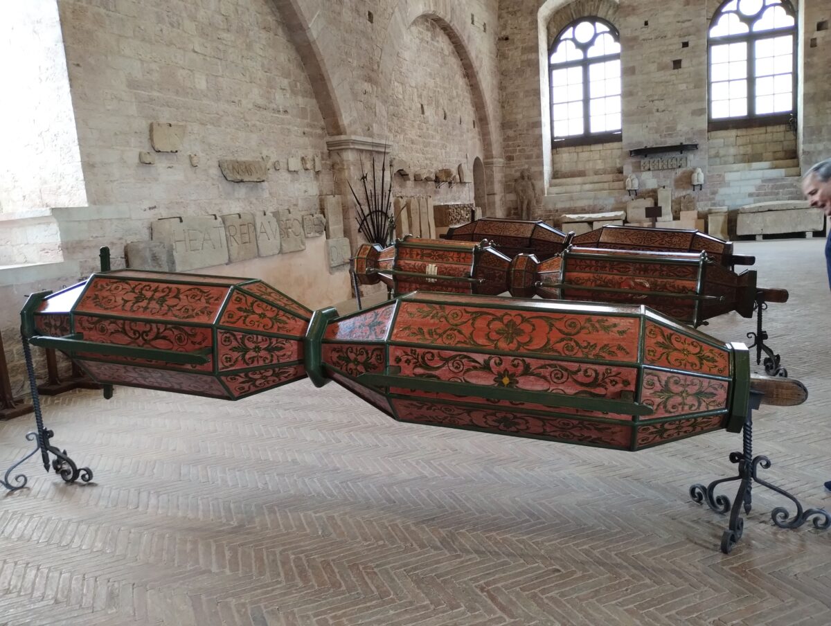 A Piazza Grande si conclude la discesa dei Ceri a Gubbio. I tre giri rituali intorno al pennone