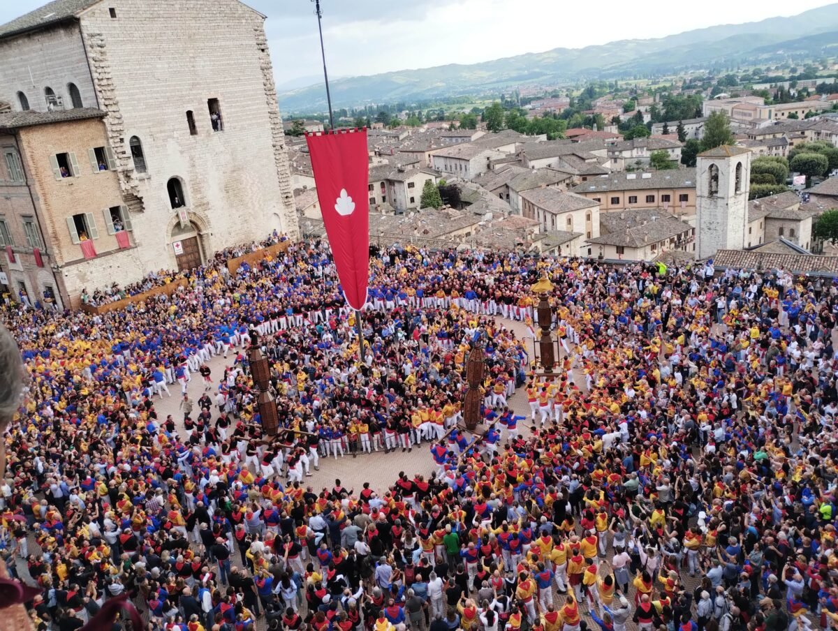 I Ceri raggiungono la Basilica di Sant'Ubaldo dopo una corsa impeccabile, grazie all'abilità e all'animo dei ceraioli