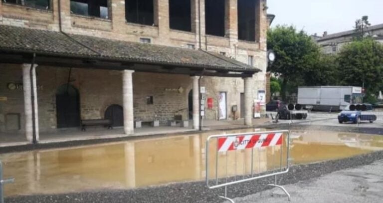 Laghi artificiali si formano a Gubbio ogni giorno, grazie alle piogge e ai cantieri. Dopo il "mare dell'Umbria" il "lago di Gubbio"?