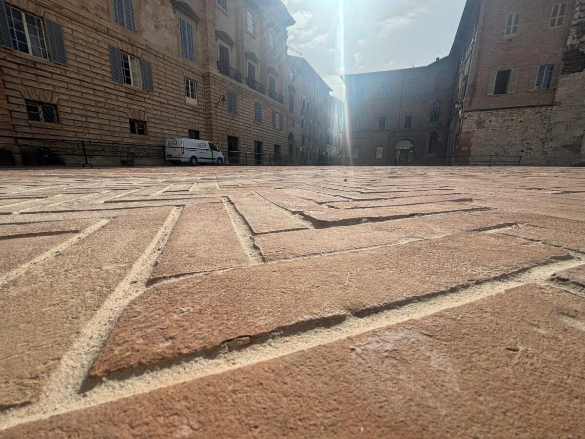 Gubbio trasformata in una "Cantieropoli" pre-elettorale. Problemi a Piazza Grande dopo il restauro. Il cimitero di Mocaiana impraticabile