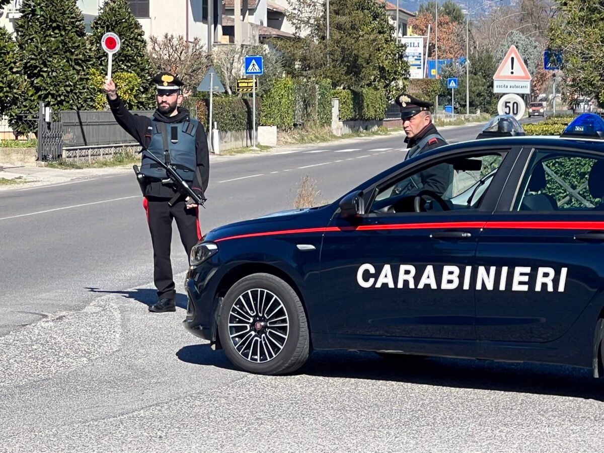 Scatena il panico nella stazione dei Carabinieri di Terni, 19enne arrestato