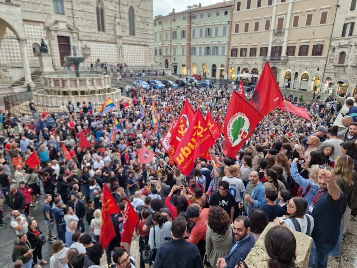 Vittoria Ferdinandi sindaca di Perugia: in migliaia a festeggiare in piazza IV novembre. I commenti di Bori (Pd) e De Luca (M5S)