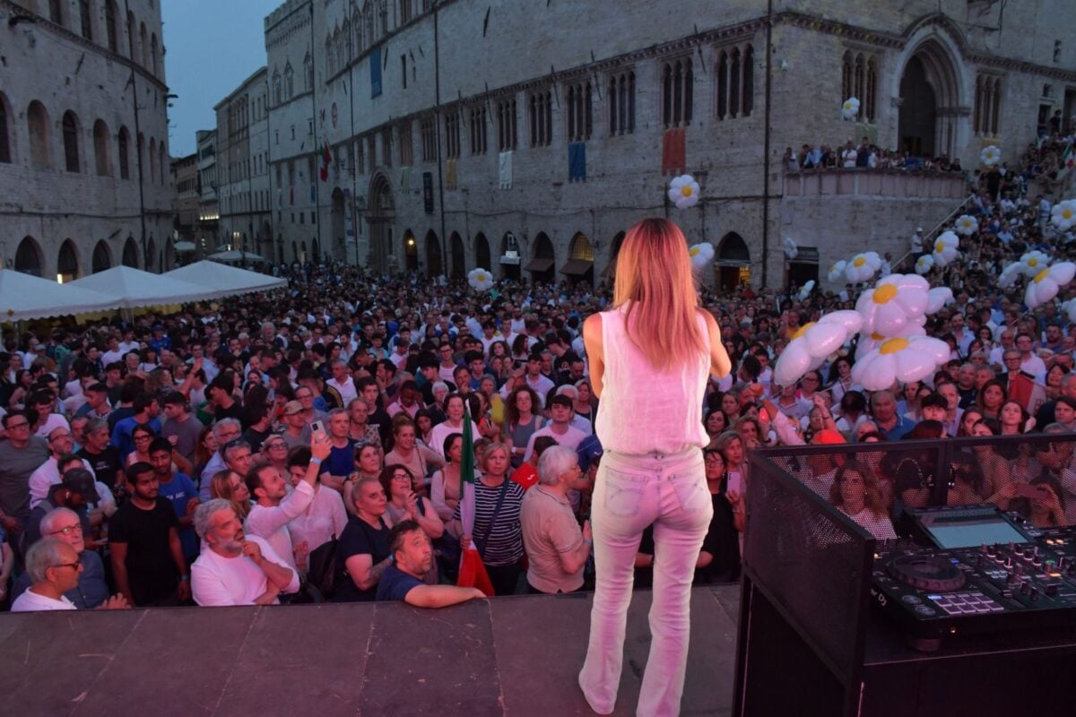 Ballottaggio Perugia, Piazza IV Novembre fiorisce per Margherita Scoccia