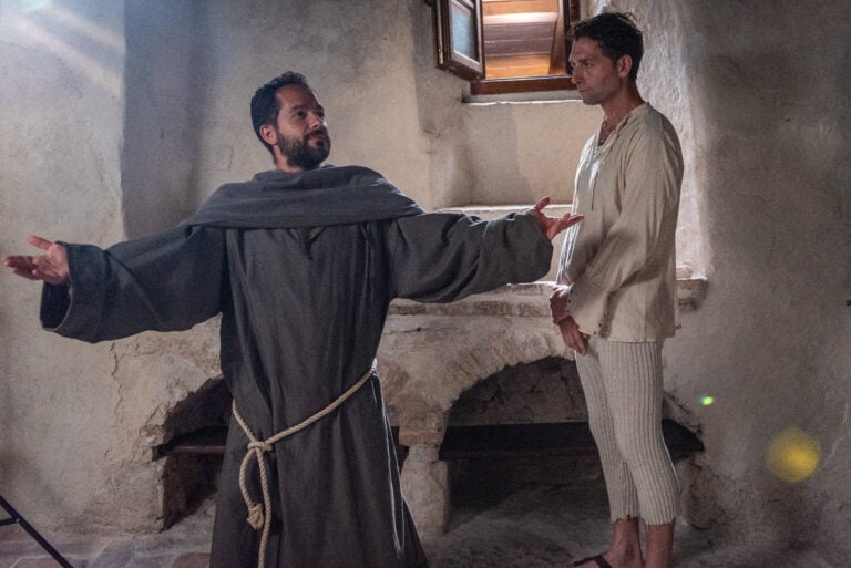 Torna a casa "La stella di Greccio" il film sul primo presepe. L'intervista al regista Arnaldo Casali: "Vi racconto San Francesco comico"