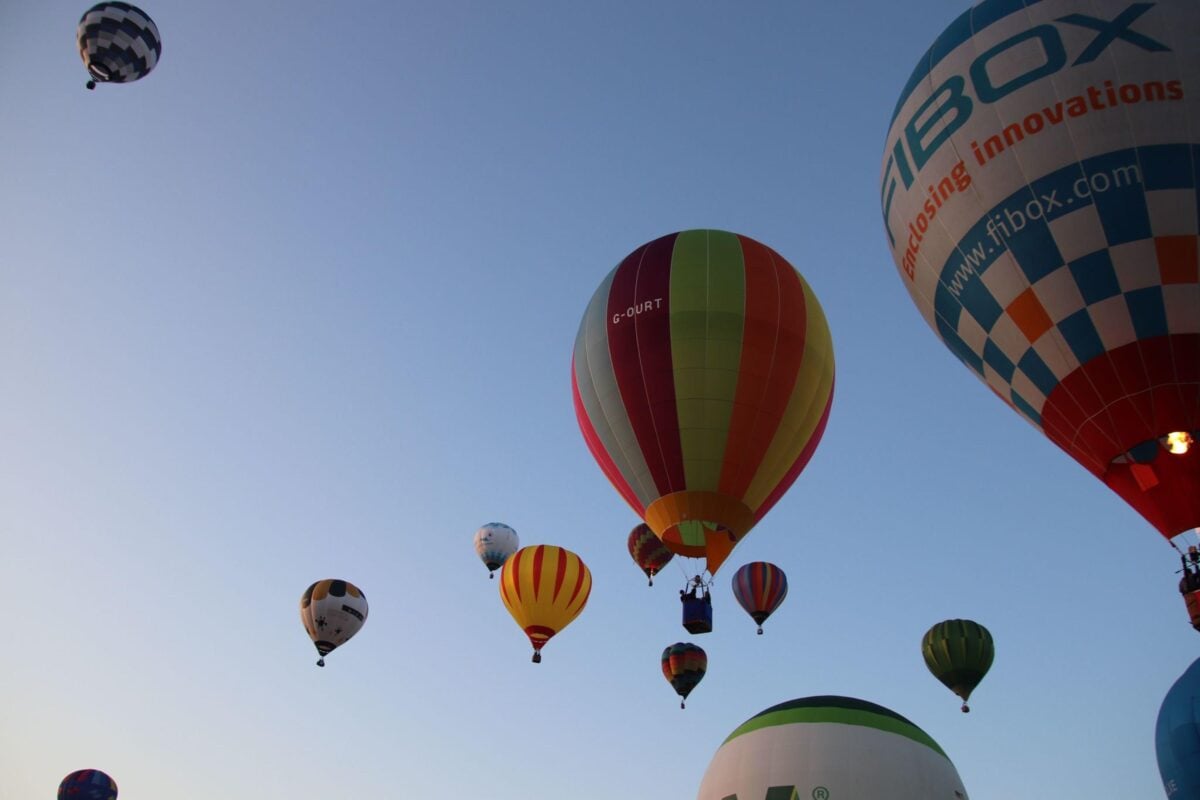 Mongolfiere, voli in elicottero e lanci col paracadute: ecco Terni Night Glow