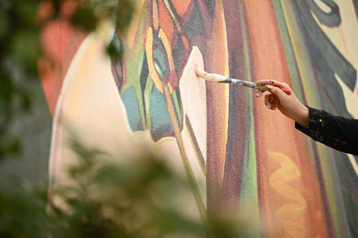 Assisi, successo strepitoso per il primo laboratorio di street art: realizzato murale "L'Alienazione"