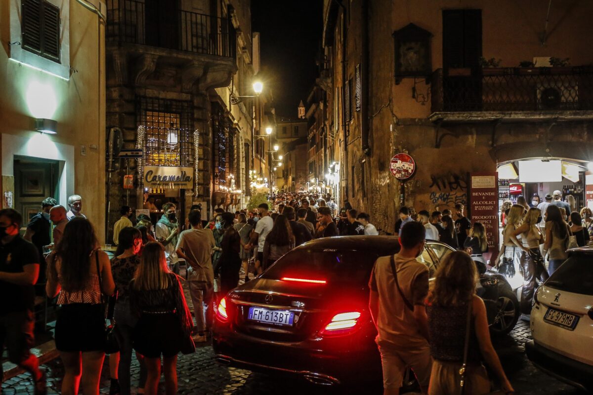 Movida notturna illegale: scontri e proteste nel centro storico di Perugia