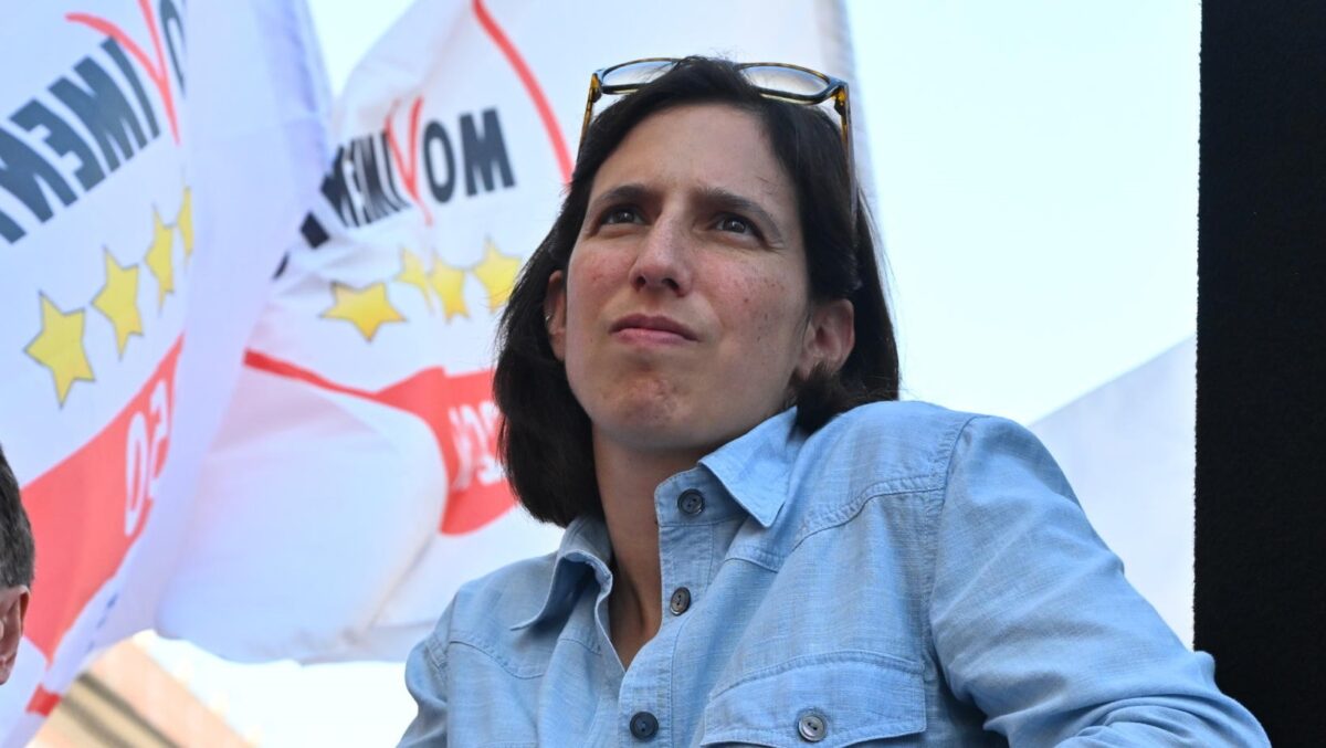 Elly Schlein firma a Perugia contro l'Autonomia Differenziata