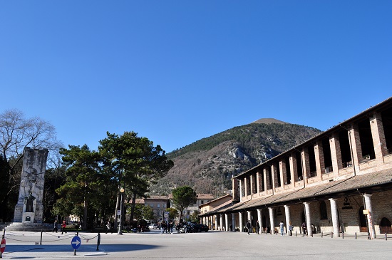 Ripresi i lavori di ristrutturazione di Piazza 40 Martiri a Gubbio tra disagi e critiche