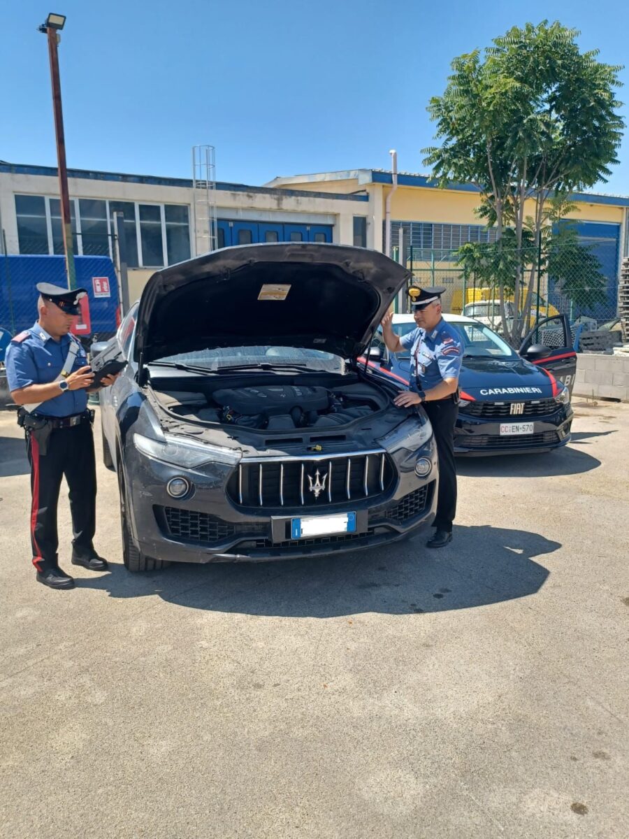 Va dai Carabinieri con una Maserati e viene denunciata