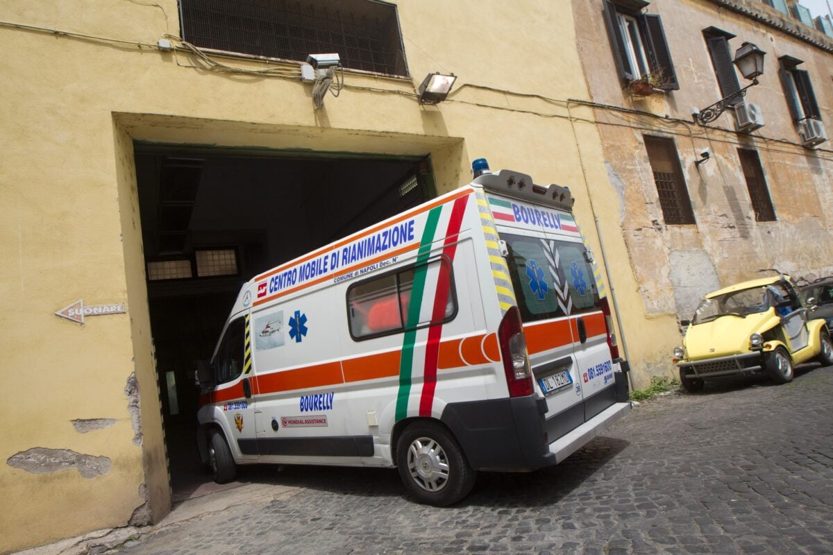 Tragedia a Passignano, muore ciclista dopo essersi schiantato contro un'auto