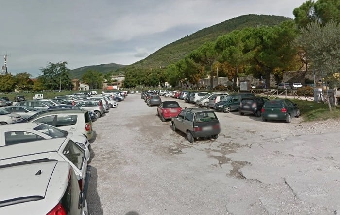 Parcheggio del Teatro Romano: mamma imbottigliata sotto il sole con due bambini