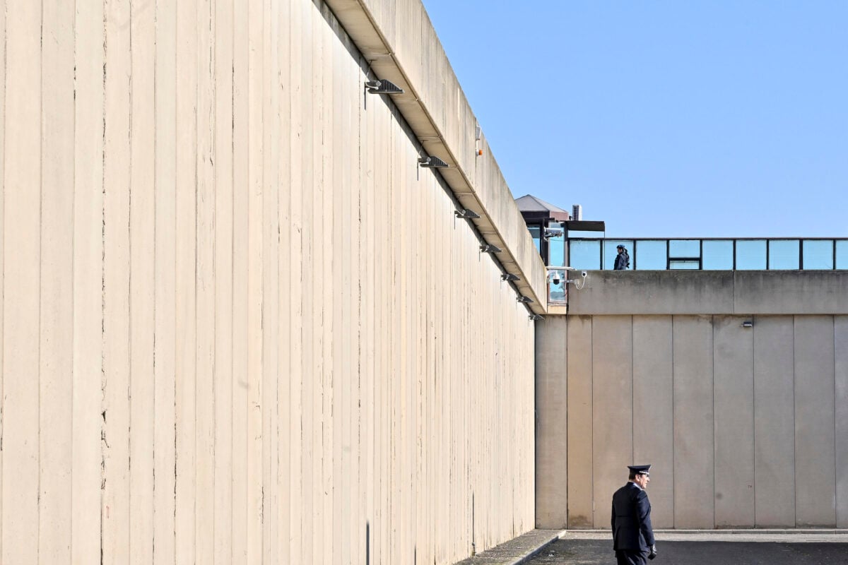 Carcere di Terni, ennesima violenza a Sabbione: detenuto morde due poliziotti