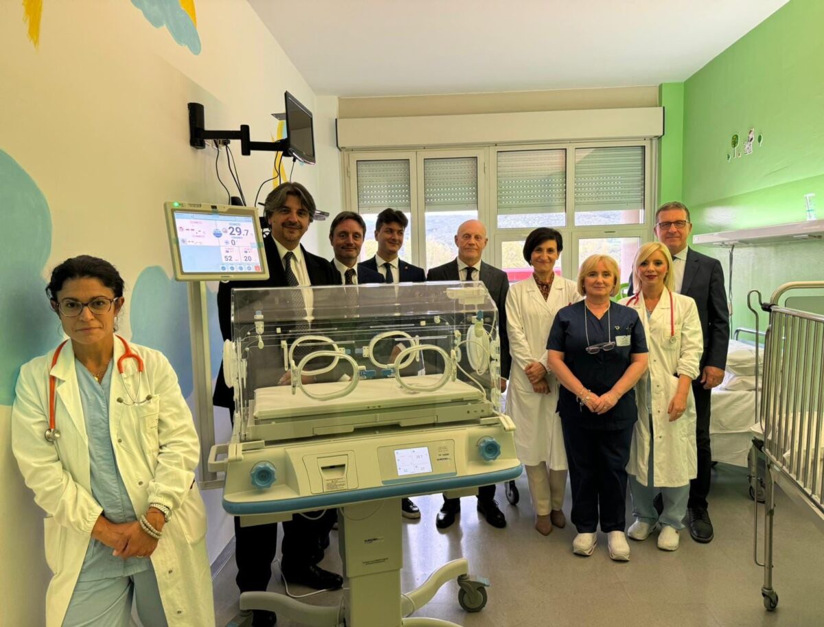 Ospedale di Orvieto, al reparto di Pediatria donate incubatrice neonatale e presidio per ventilazione