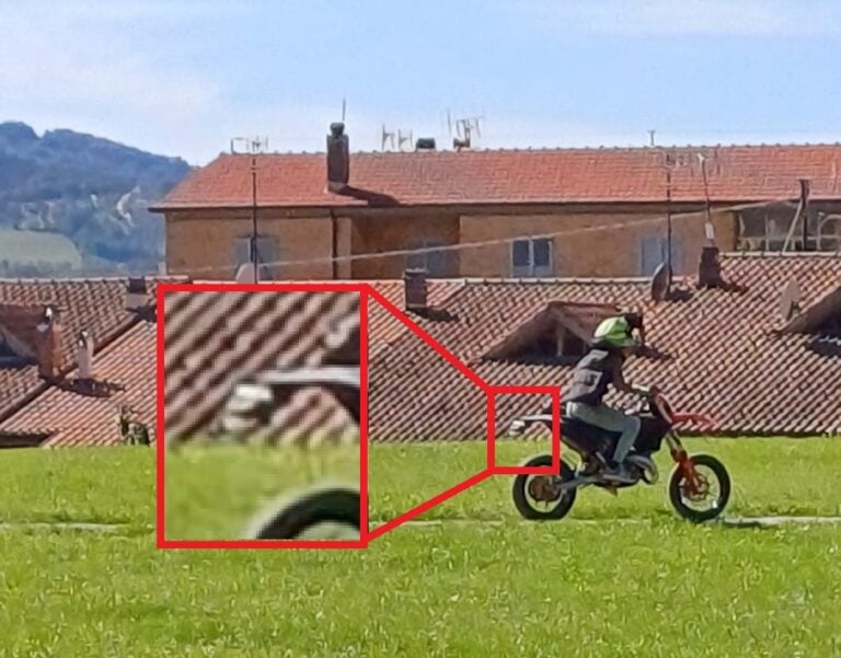 Rider sconosciuto su moto enduro senza targa ad alta velocità nel Parco del Teatro Romano