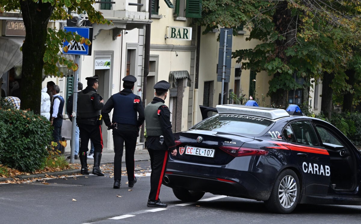 Gubbio, ladri in fuga: il padrone di casa li affronta con un bastone