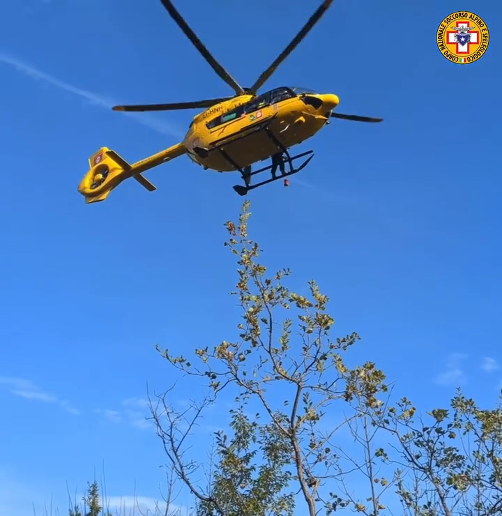 Elicottero Nibbio 01 della Regione Umbria soccorre turista con arto fratturato presso Valfabbrica