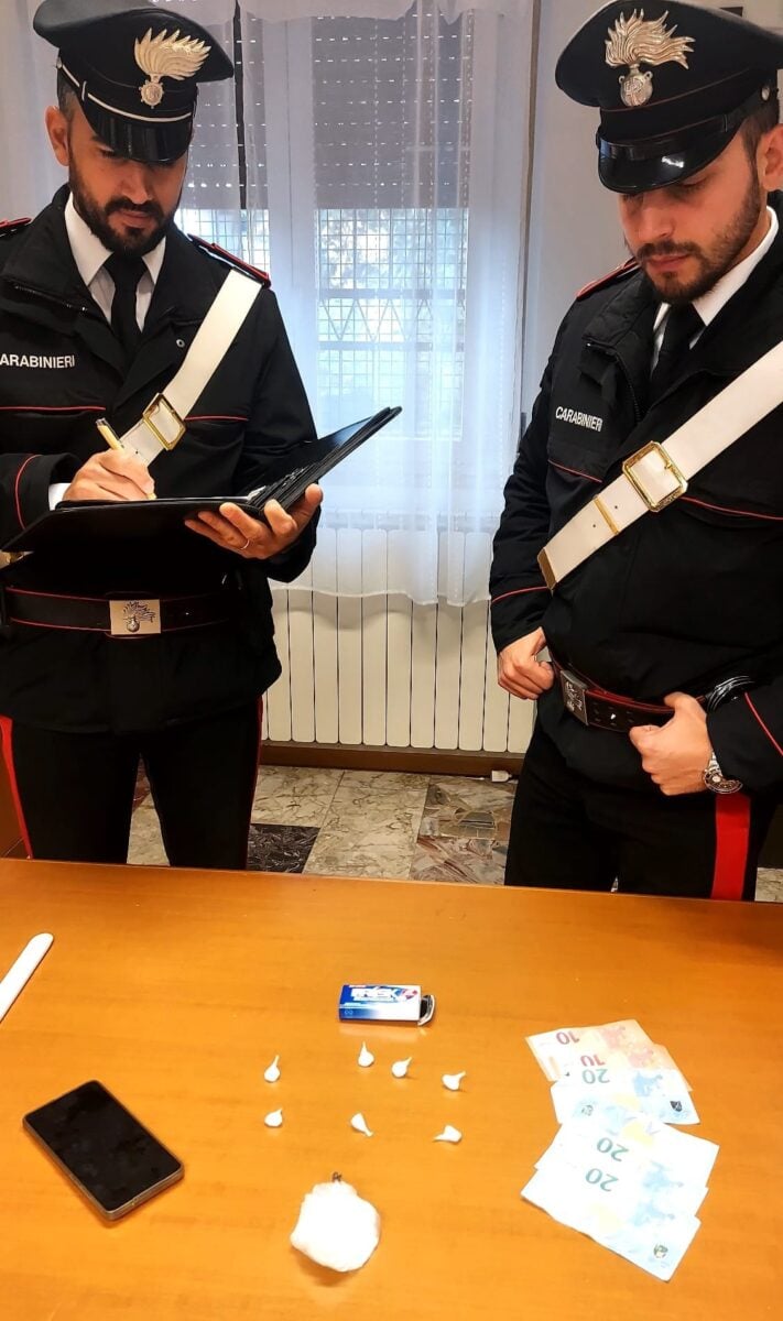 Sorpreso a spacciare si dà alla fuga. I Carabinieri lo inseguono, lui sbanda con l'auto e poi lo arrestano